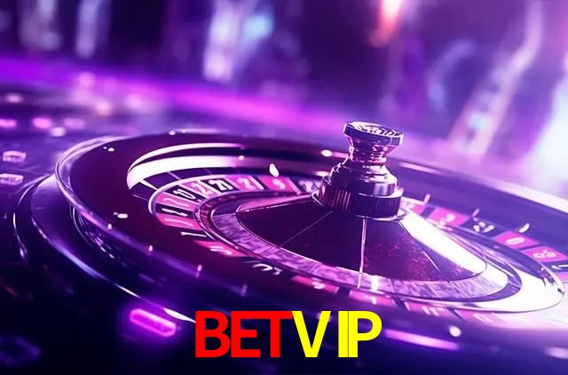 Escena dinámica inspirada en casino con iluminación BETVIP, cartas, fichas e íconos de juegos digitales en un espacio moderno de juegos.